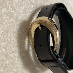 Liz Claiborne L Women’s leather belt. Gold buckle.